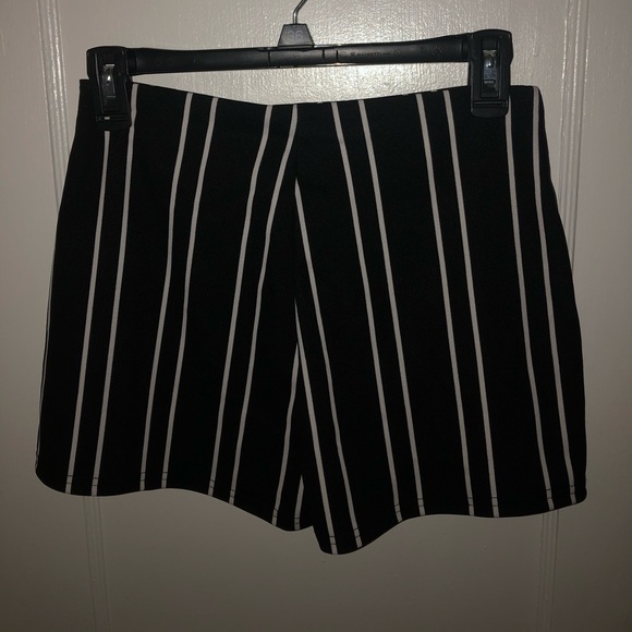 Shorts size small - Picture 2 of 3